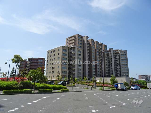 ア・デイ彩都の遠景。周辺はマンションと一戸建てなどが混在する静かな住宅地です。