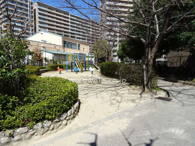 敷地に隣接して『庄第四児童遊園』があります。