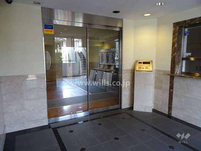 エントランスはオートロック付きです。