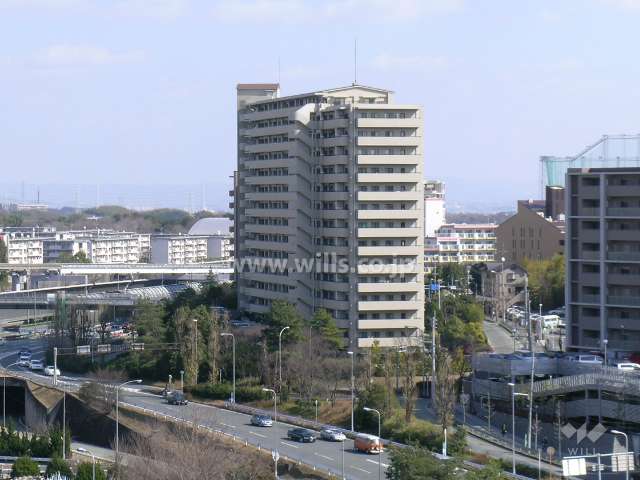 外観（西側から）　敷地の北西側は千里インターチェンジです