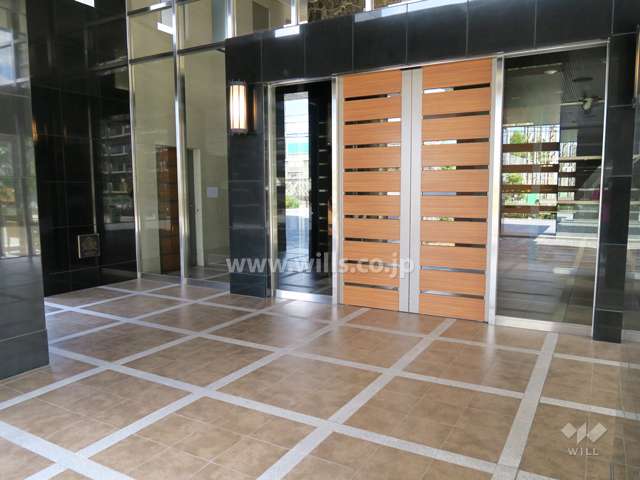 エントランスはオートロック付きです。