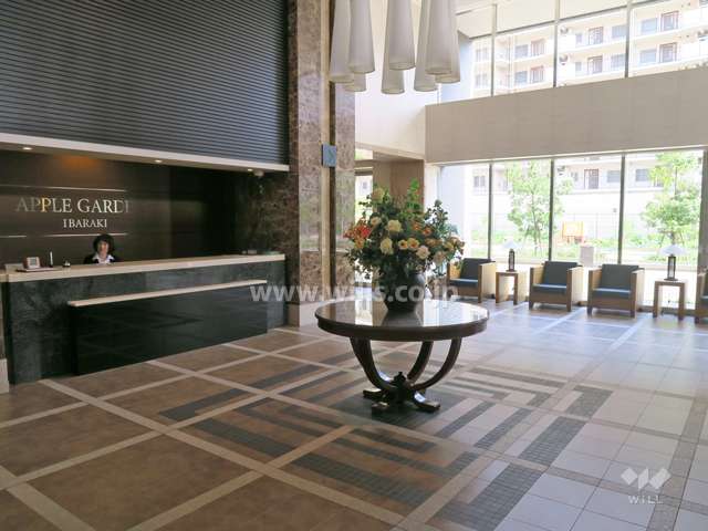 二層吹き抜けのエントランスホール