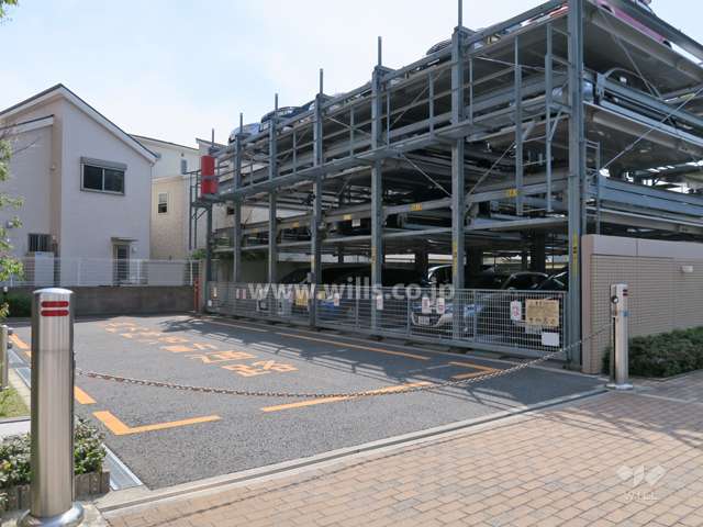 敷地内駐車場（屋外機械式）出入り口はロボットゲート付きです。