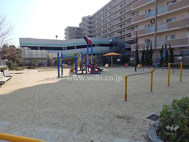 敷地に隣接して『畑田町第三児童遊園』がありまうs。
