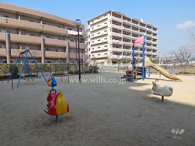 敷地に隣接して『畑田町第三児童遊園』がありまうs。