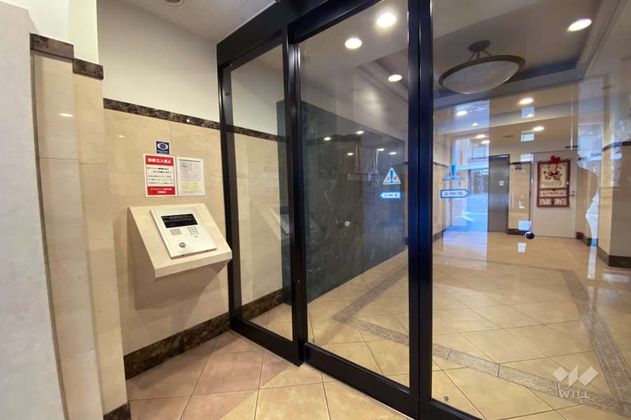 エントランスはオートロック付きです。