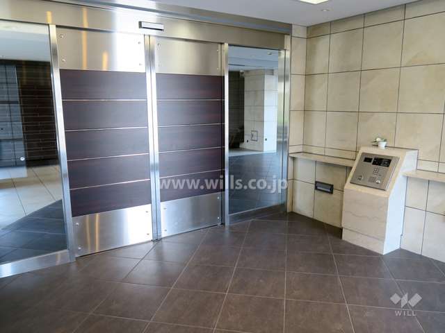 エントランスはオートロック付きです。