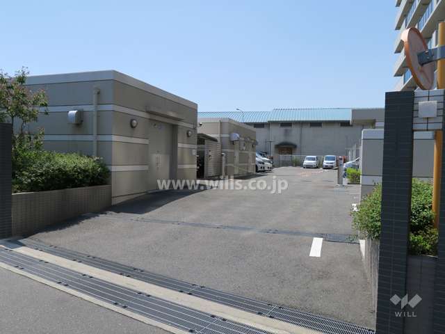 駐車場出入り口（ロボットゲート付き）