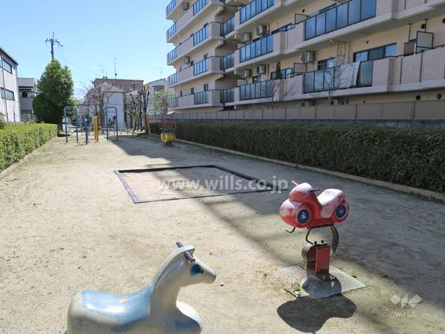 公園には各種遊具が設置されています。