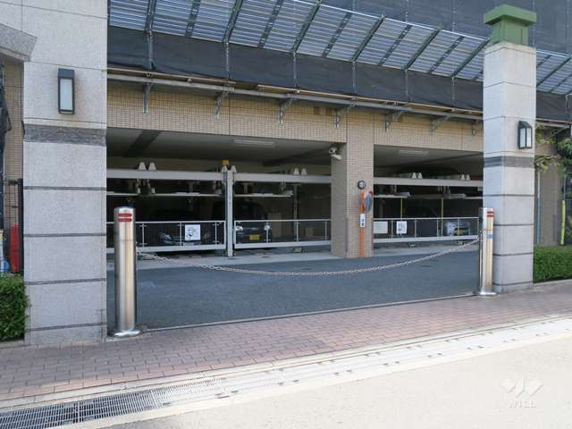 敷地内駐車場（屋内機械式）出入り口はロボットゲート付きです。