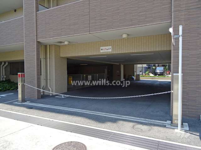 敷地内駐車場(屋内機械式)出入り口はリングシャッター付きです。
