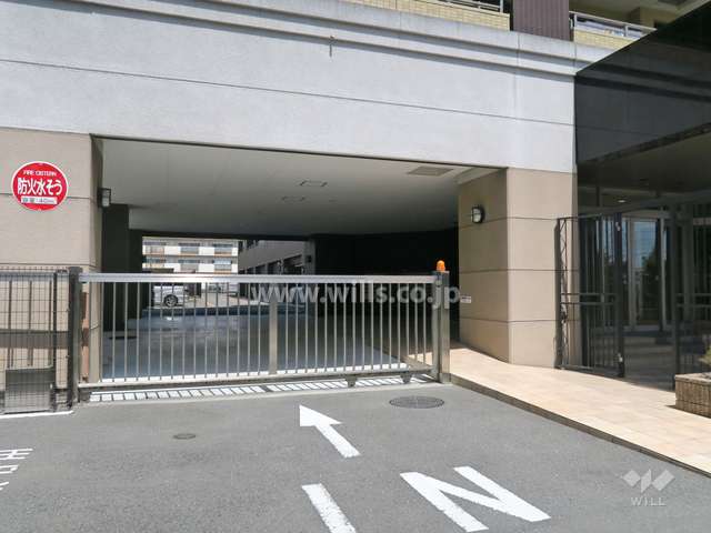 敷地内駐車場の出入り口はゲート付きです。