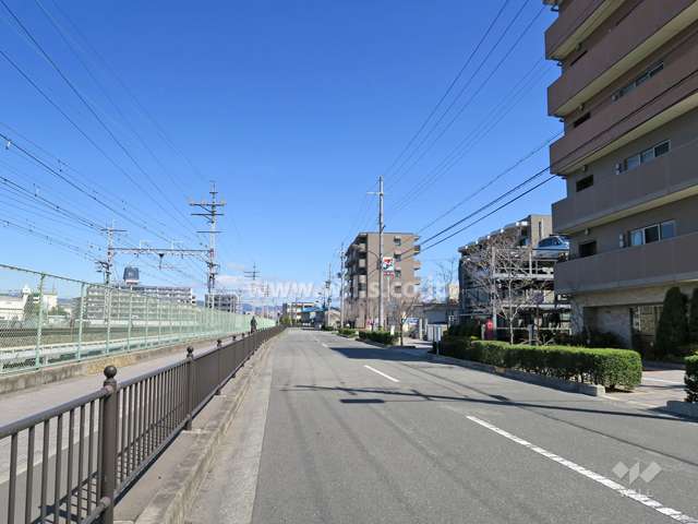 西側前面道路（南側から）
