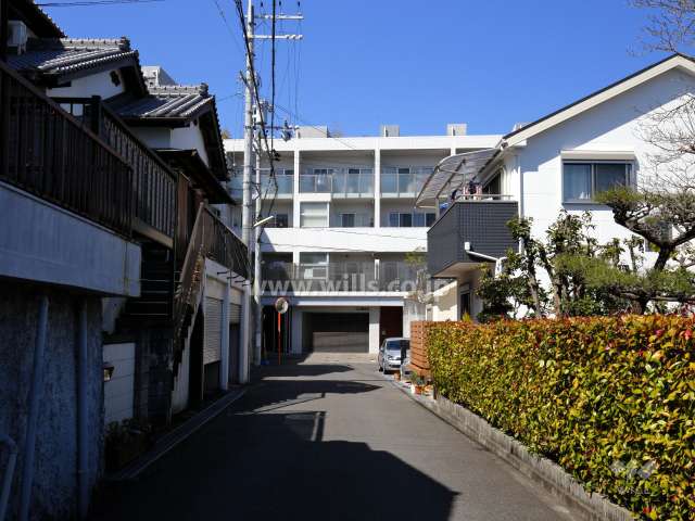 周辺は第1種低層住居専用地域内の一戸建てが中心に立ち並ぶ住宅地です。