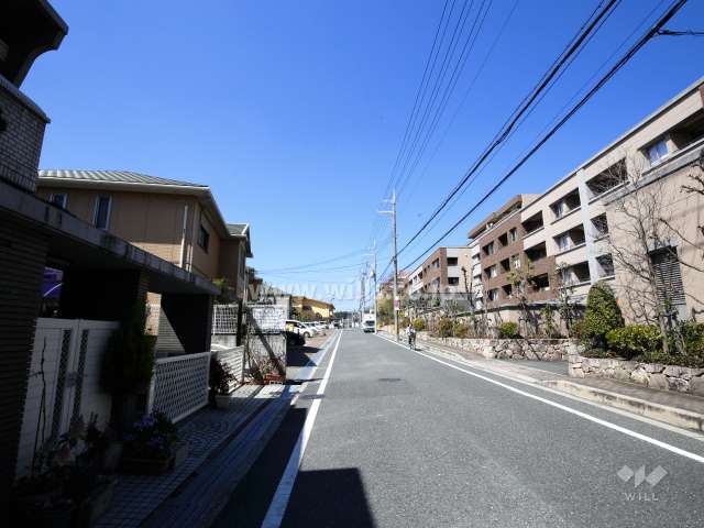 敷地南西側の前面道路（バス通り）