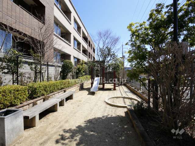 敷地に隣接して公園があります。