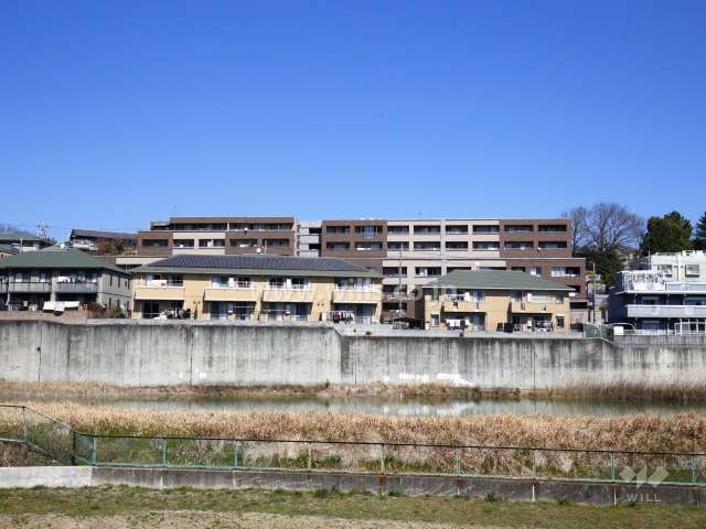 グランドメゾン茨木北春日丘の遠景。周辺は第1種低層住居専用地域内の住宅地です。