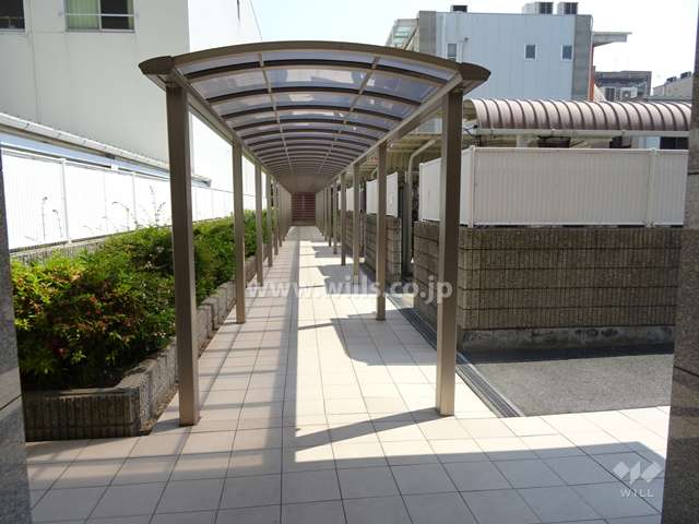 商店街のエントランスから続く通路
