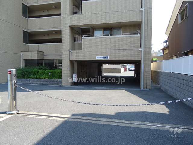 敷地内駐車場の出入り口はロボットゲート付きです