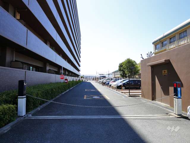 駐車場の出入り口（ロボットゲート付き）