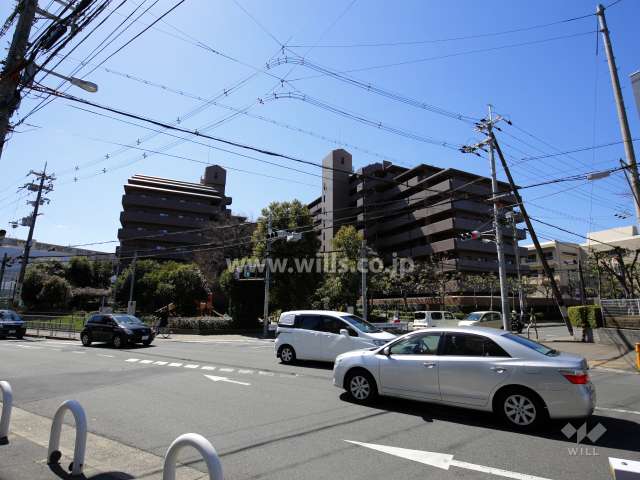 敷地の北東側には二車線のバス通りが走っています。