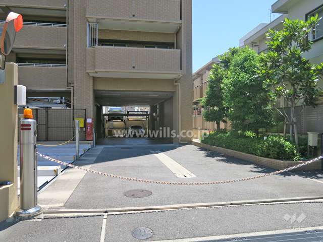 敷地内駐車場（屋内機械式・屋外機械式）出入り口はロボットゲート付きです。