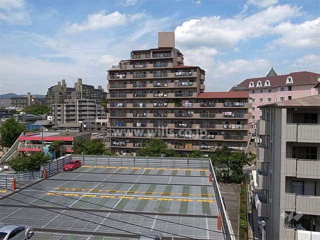 周辺はマンションが多く立ち並ぶ住宅地です。