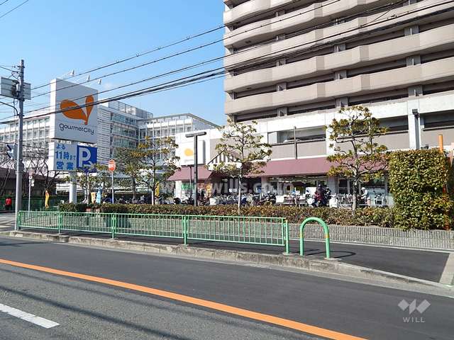 棟内に店舗部分があります。
