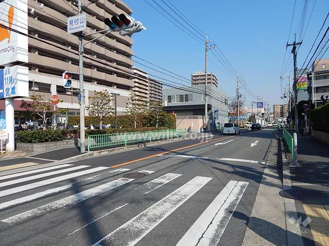 敷地南側の前面道路（二車線のバス通り）