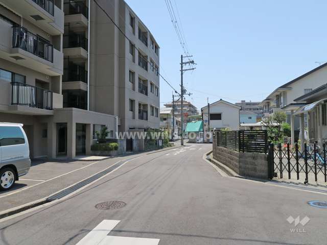 敷地西側の前面道路。