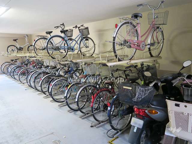 屋内に設けられた駐輪場