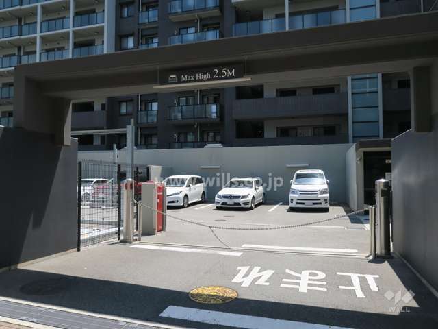 敷地内駐車場の出入り口はロボットゲート付きです。