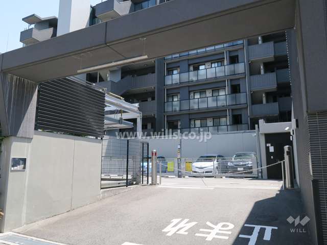 敷地内駐車場の入り口はロボットゲート付きです。