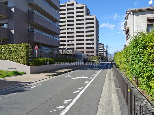 ジオ茨木学園町４番館の東側前面道路