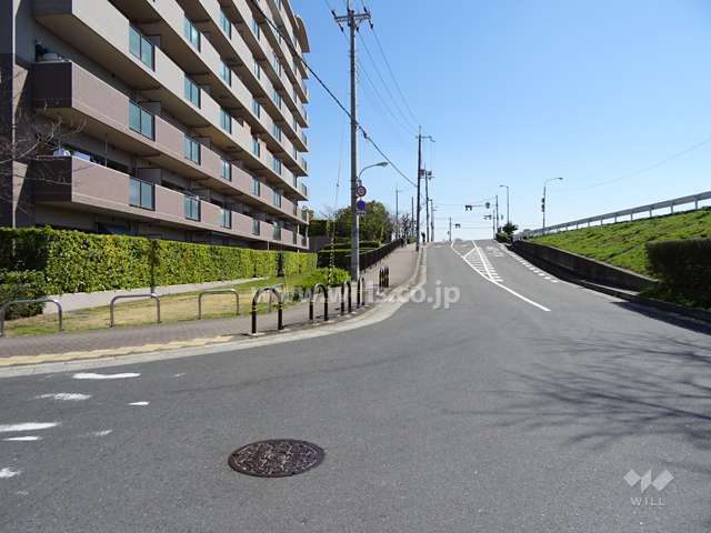 ジオ茨木学園町6番館の南側前面道路