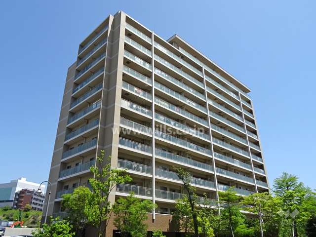 ジオ彩都みなみ坂1番館の外観（南側から）