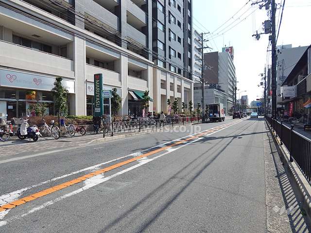 敷地西側の前面道路