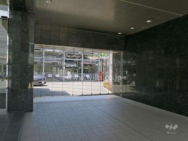 敷地内駐車場の出入り口はリングシャッター付きです。