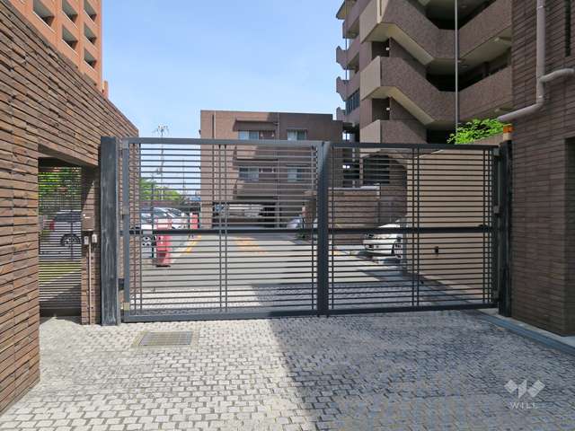 敷地内駐車場（屋外機械式）出入り口にはゲート付きです。