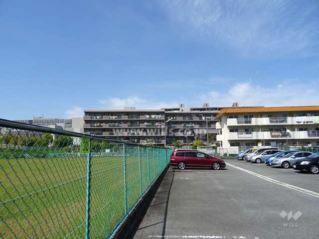 ステイツ茨木・奈良町の遠景。マンションの南側は田んぼと駐車場の為、開放感があります。