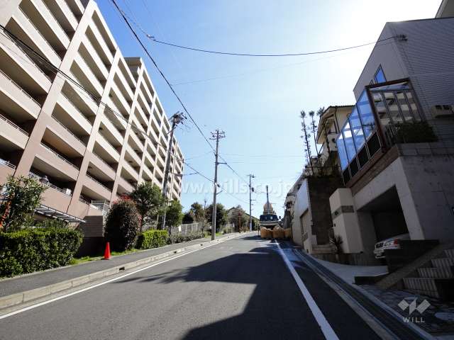 敷地西側の前面道路