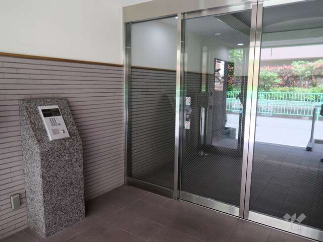 エントランスはオートロック付きです。