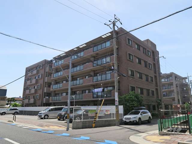 ステイル茨木・奈良町アネックスの遠景。周辺はマンションと一戸建てなどが混在する静かな住宅地です。