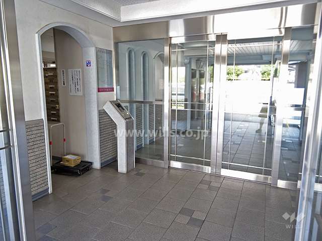 西側エントランスはオートロック付きです。