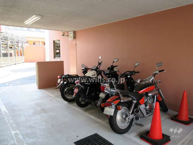 屋内に設けられたバイク置場