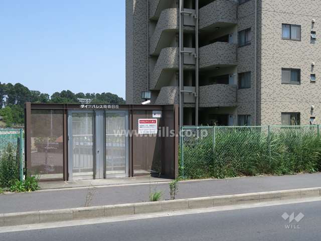敷地西側のエントランス（駅への近道です。）