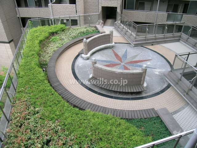 管理棟の屋上にある公園