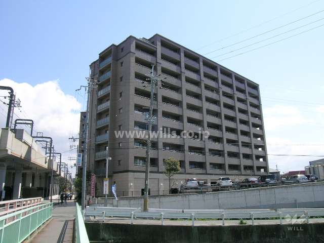 サーパスシティ豊中の外観（西側から）　敷地西側には千里川が流れています。