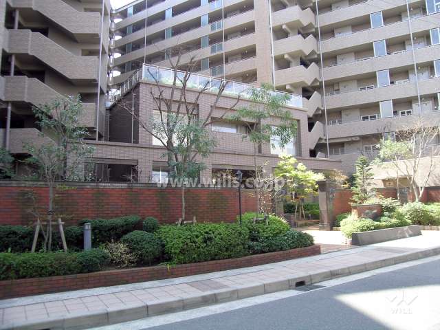 敷地北側中央にあるエントランス棟