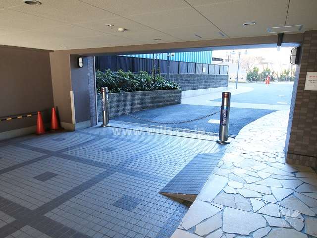 駐車場出入り口（ロボットゲート付き）